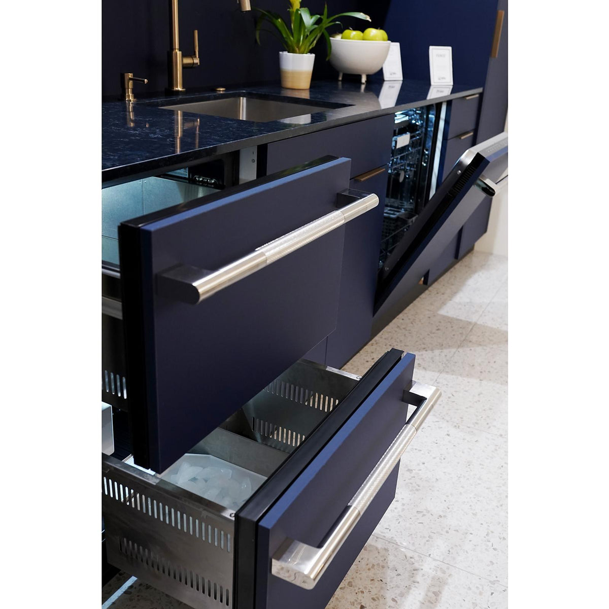 JennAir 24-inch, 4.7 cu.ft. Built-in Drawers Refrigerators with Internal Ice Maker JUCFP242HX IMAGE 10