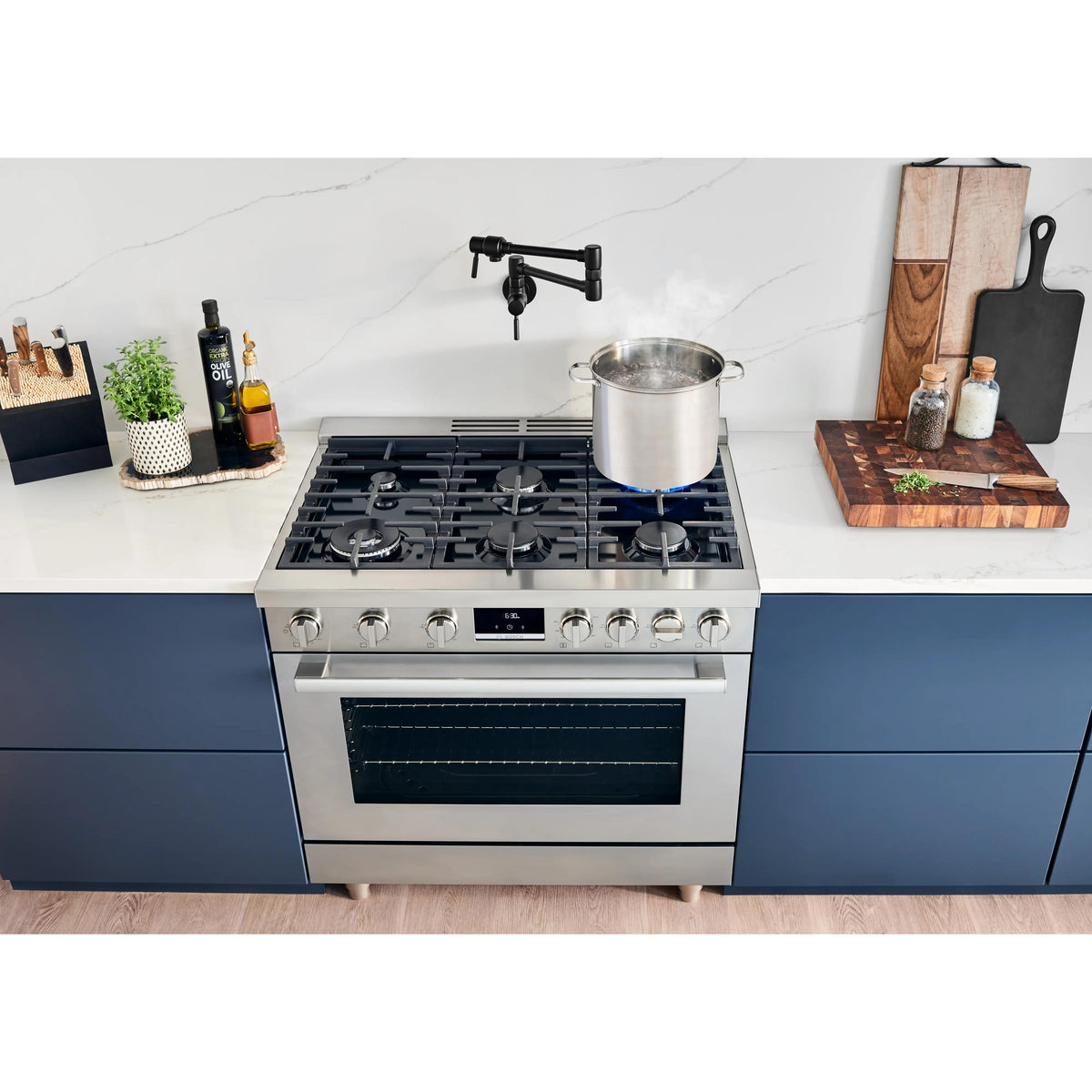 Bosch 36-inch Freestanding Gas Range with Convection Technology HGS8655UC IMAGE 14