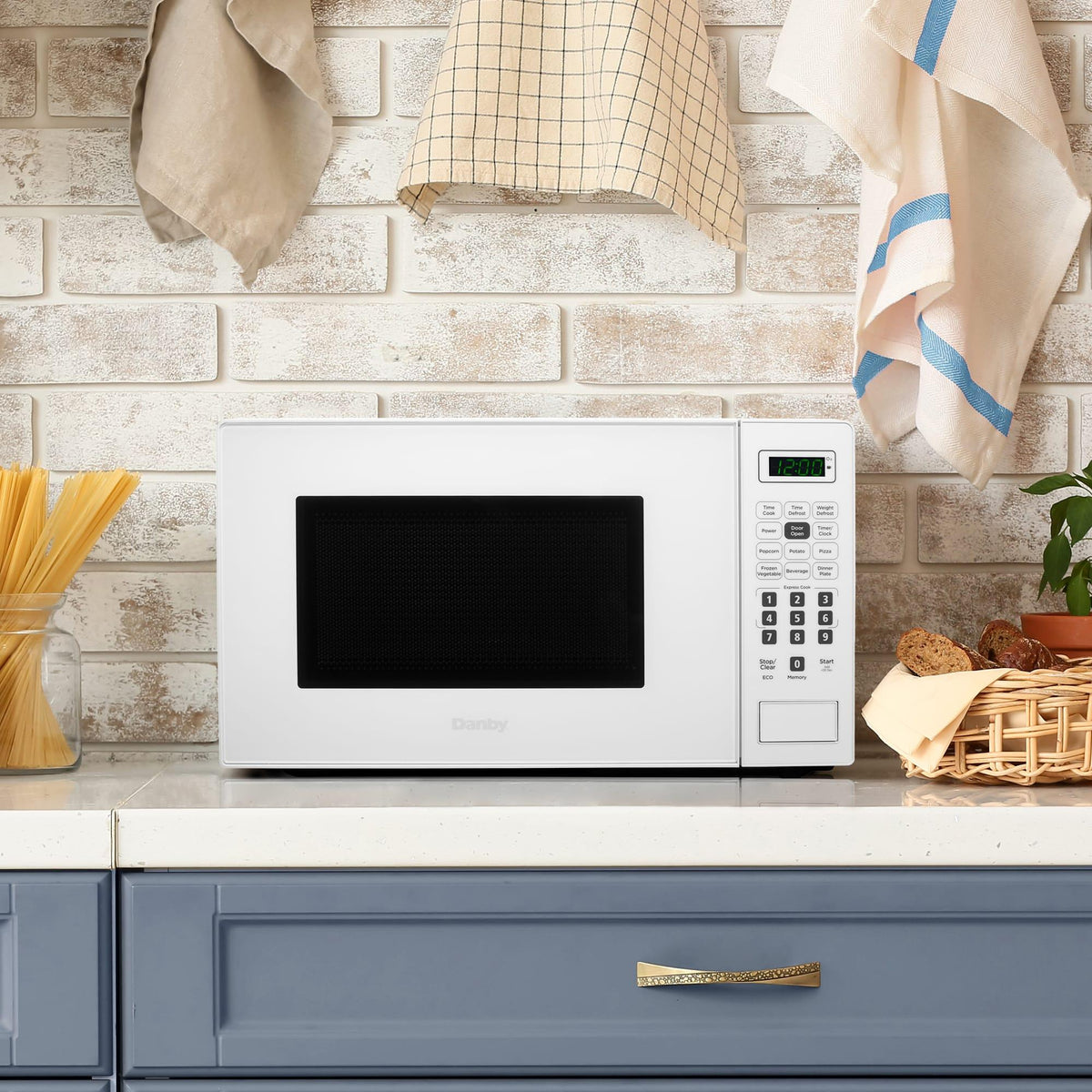 Danby 17-inch, 0.7 cu.ft. Countertop Microwave Oven with 6 Auto Cook Options DBMW0721BWW IMAGE 6
