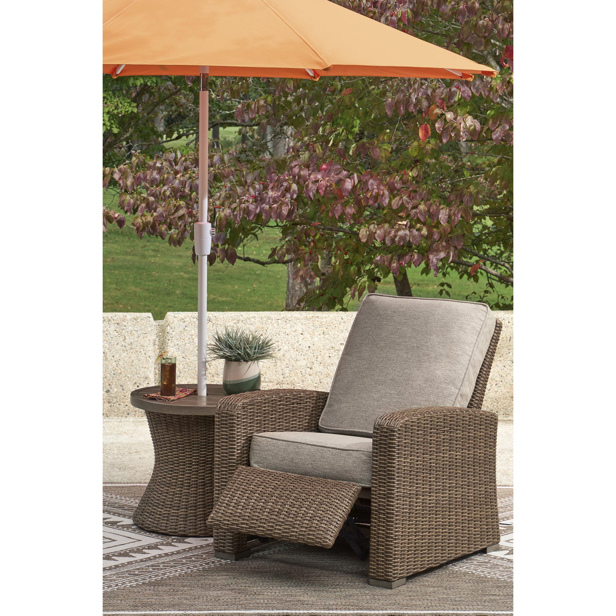 Signature Design by Ashley Laguna Heights PCP790-706 Round End Table with Umbrella Option IMAGE 15