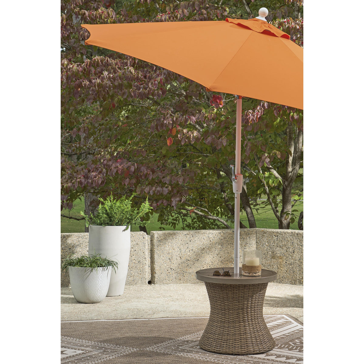 Signature Design by Ashley Laguna Heights PCP790-706 Round End Table with Umbrella Option IMAGE 4