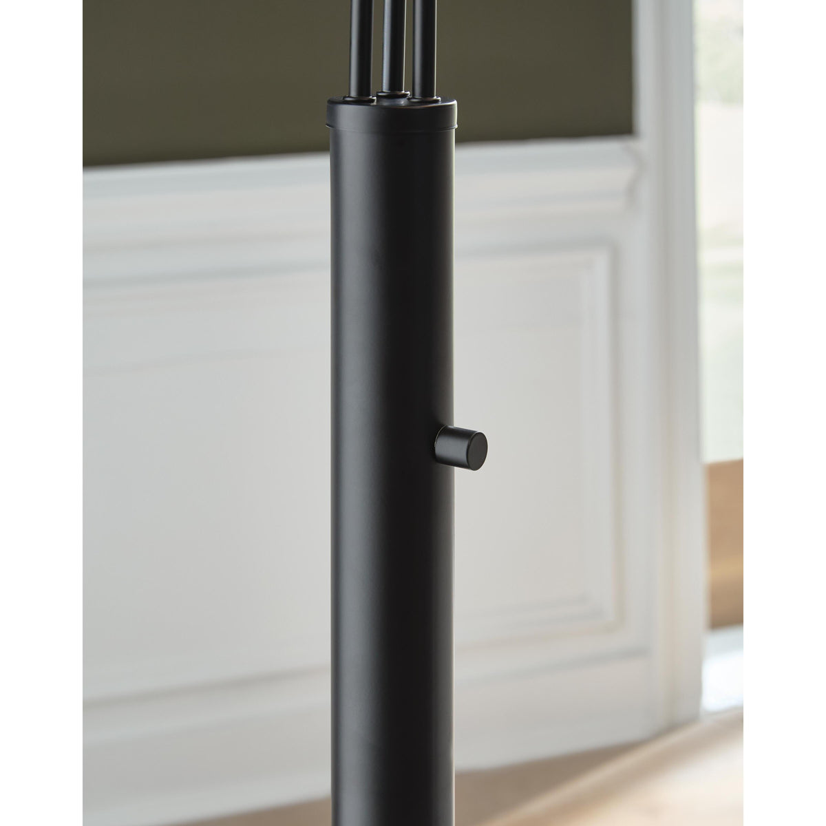 Signature Design by Ashley Gibbswellner Arc Lamp L725159 IMAGE 4