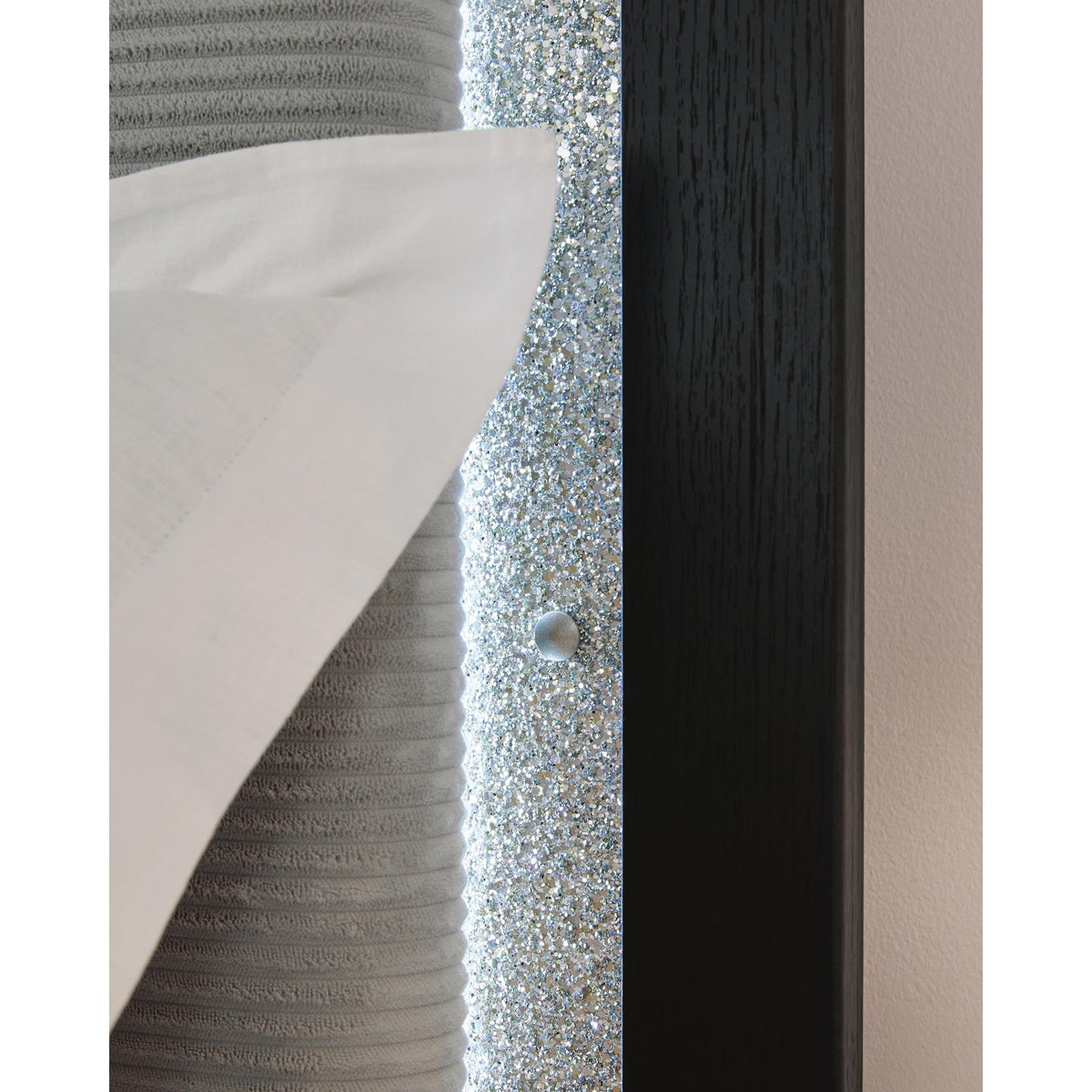 Signature Design by Ashley Maeling PCB1115-57 Queen UPH Panel Headboard IMAGE 2