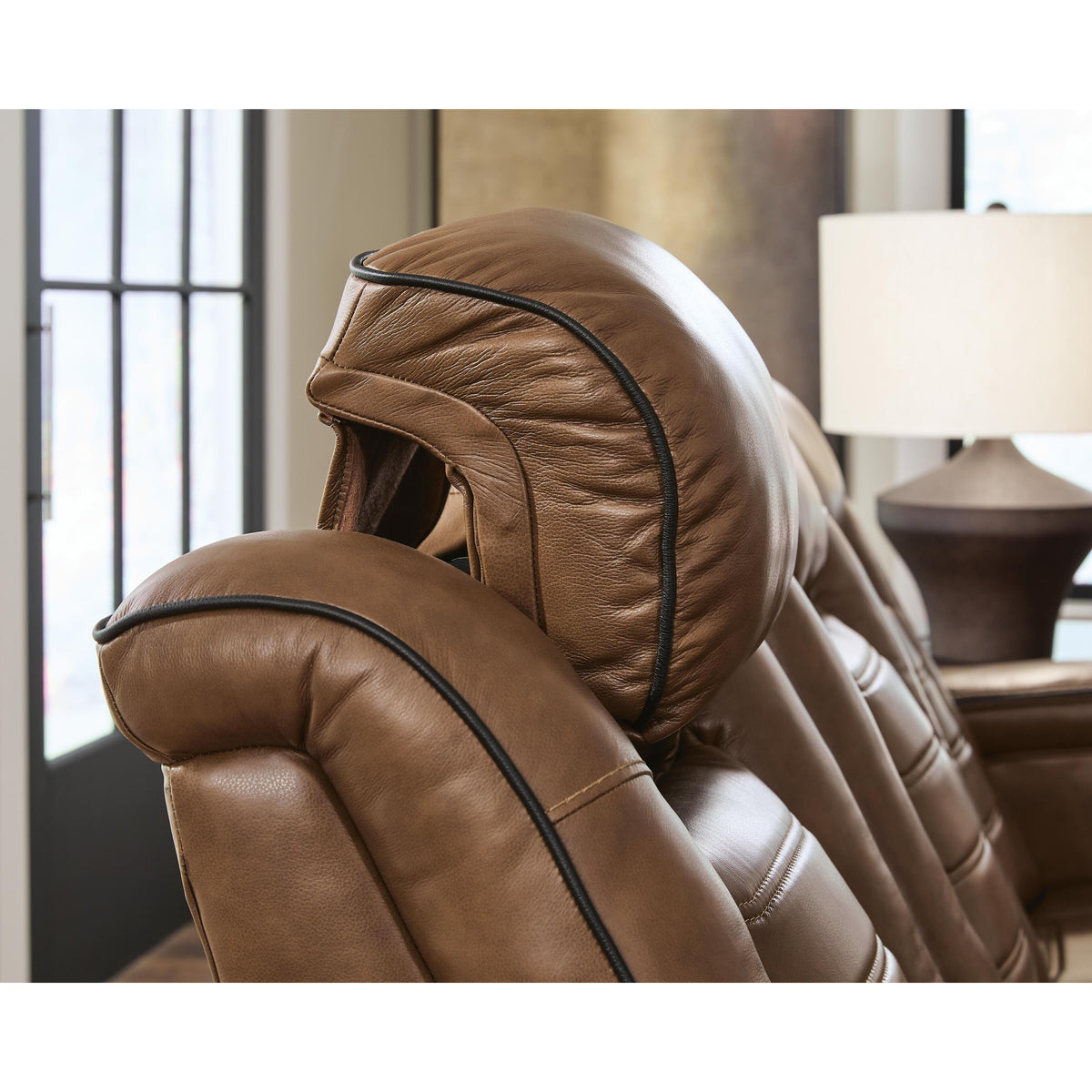 Signature Design by Ashley Gruaro PCU1420018 Power Reclining Loveseat with Console & Adjutasble Headrest IMAGE 4