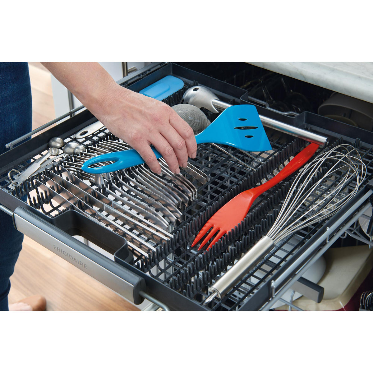  Frigidaire Gallery 24-inch  Built-In Dishwasher with EvenDry™ System FGID2479SF IMAGE 11