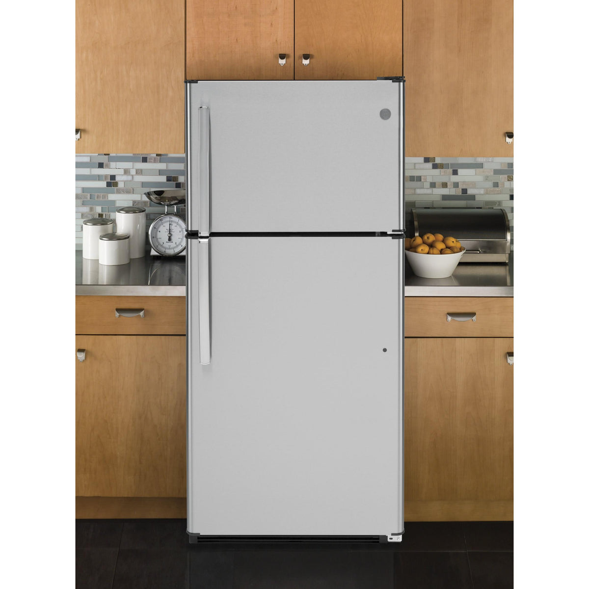  GE 30-inch 18 cu. ft. Top Freezer Refrigerator GTE18FSLKSS IMAGE 4