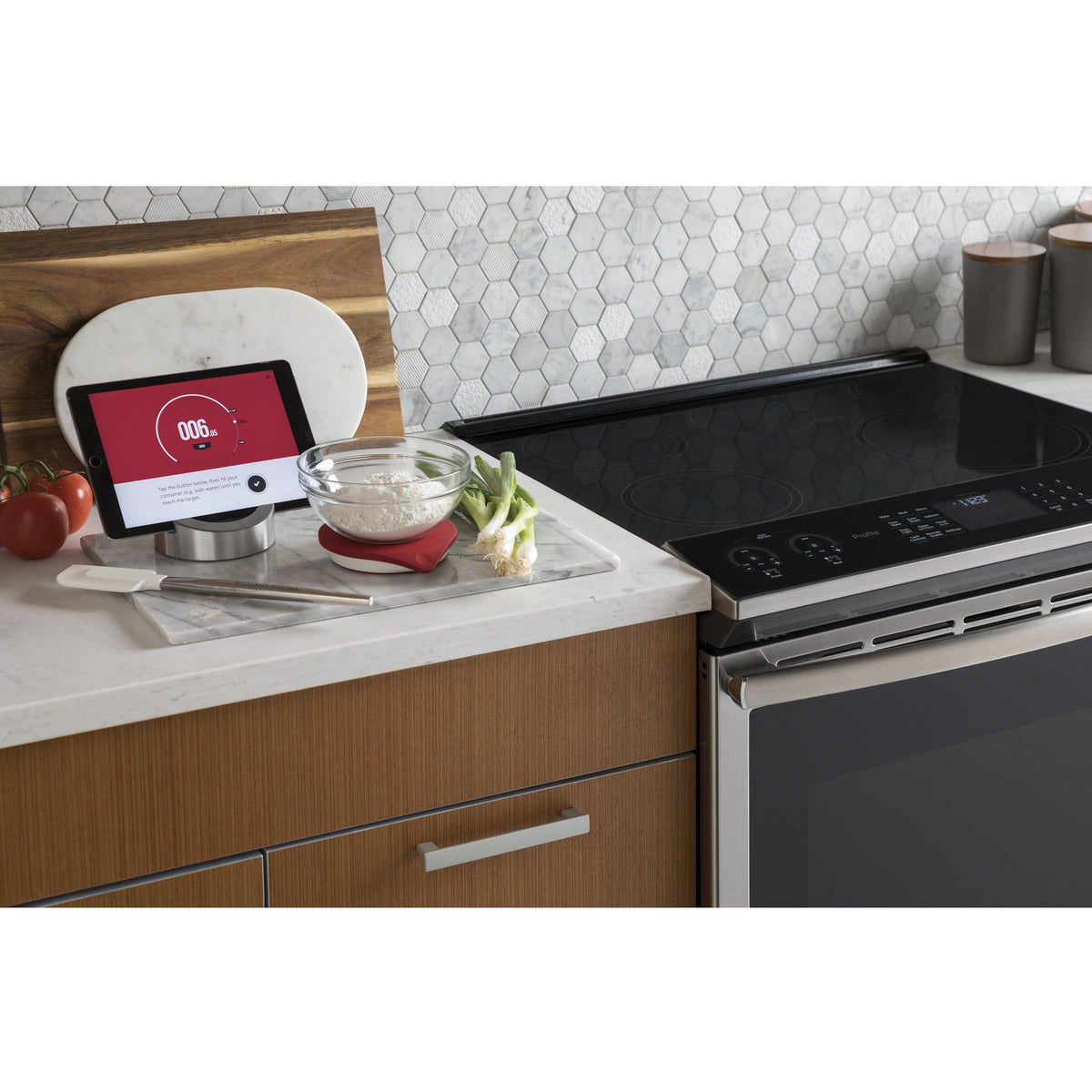 GE Profile 30-inch Slide-in Electric Induction Range with True European Convection Technology PCHS920YMFS IMAGE 7