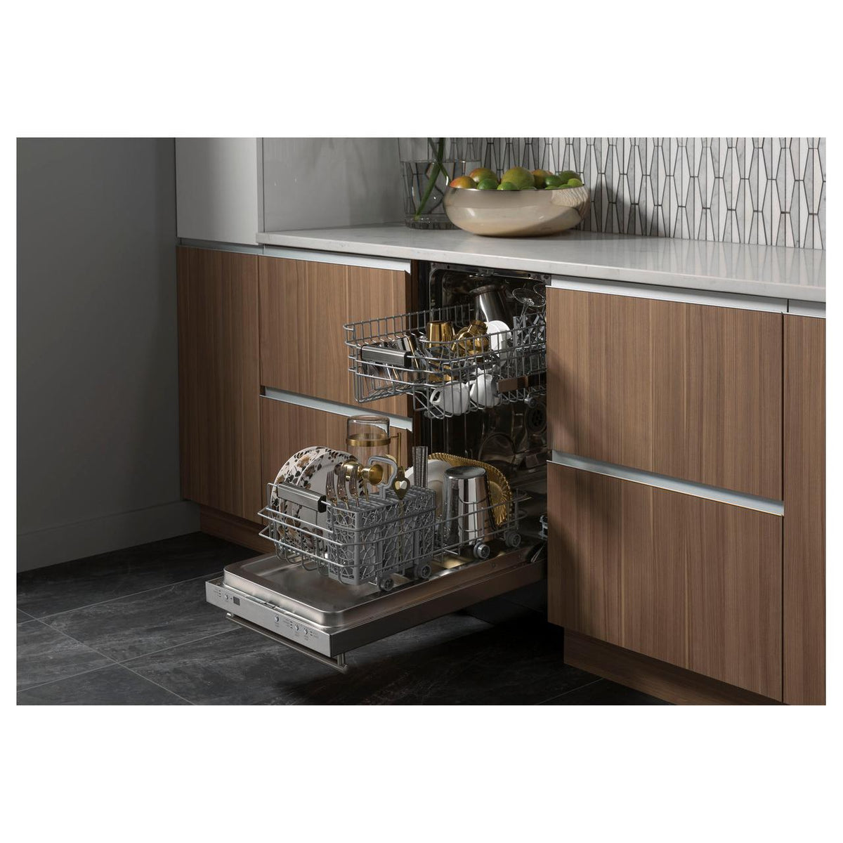  GE Built-In Dishwasher with Three-Level Wash System UDT165SIVII IMAGE 4