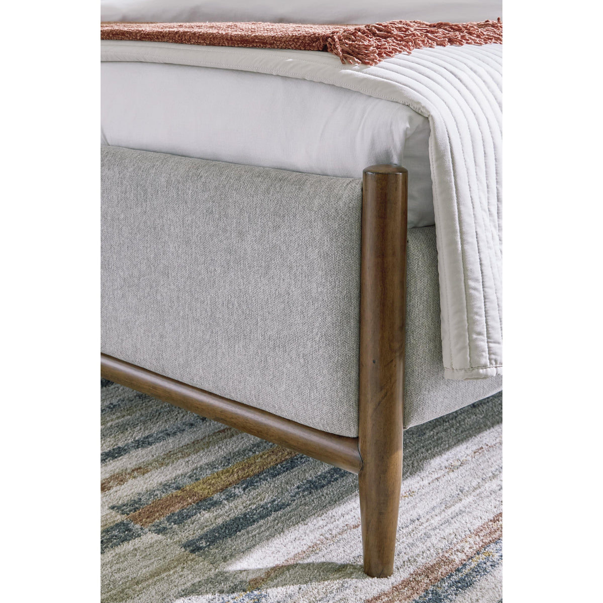 Signature Design by Ashley Lyncott King Upholstered Bed B615-82/B615-97 IMAGE 5