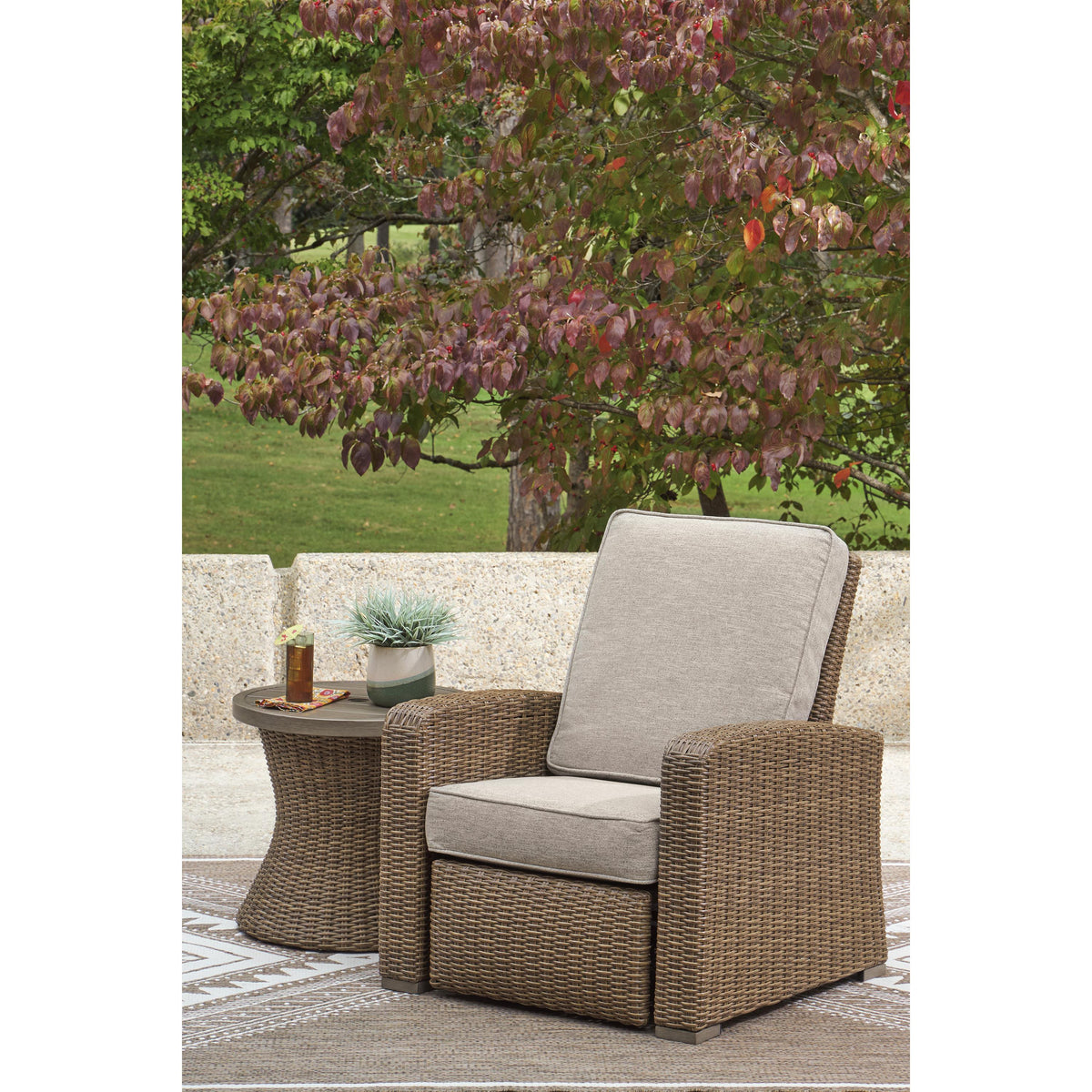  Signature Design by Ashley Laguna Heights PCP790-706 Round End Table with Umbrella Option IMAGE 10
