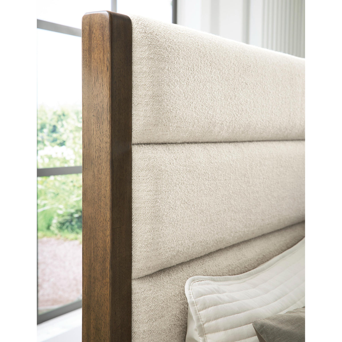  Benchcraft Marxmore B863B4 King Upholstered Storage Bed IMAGE 5